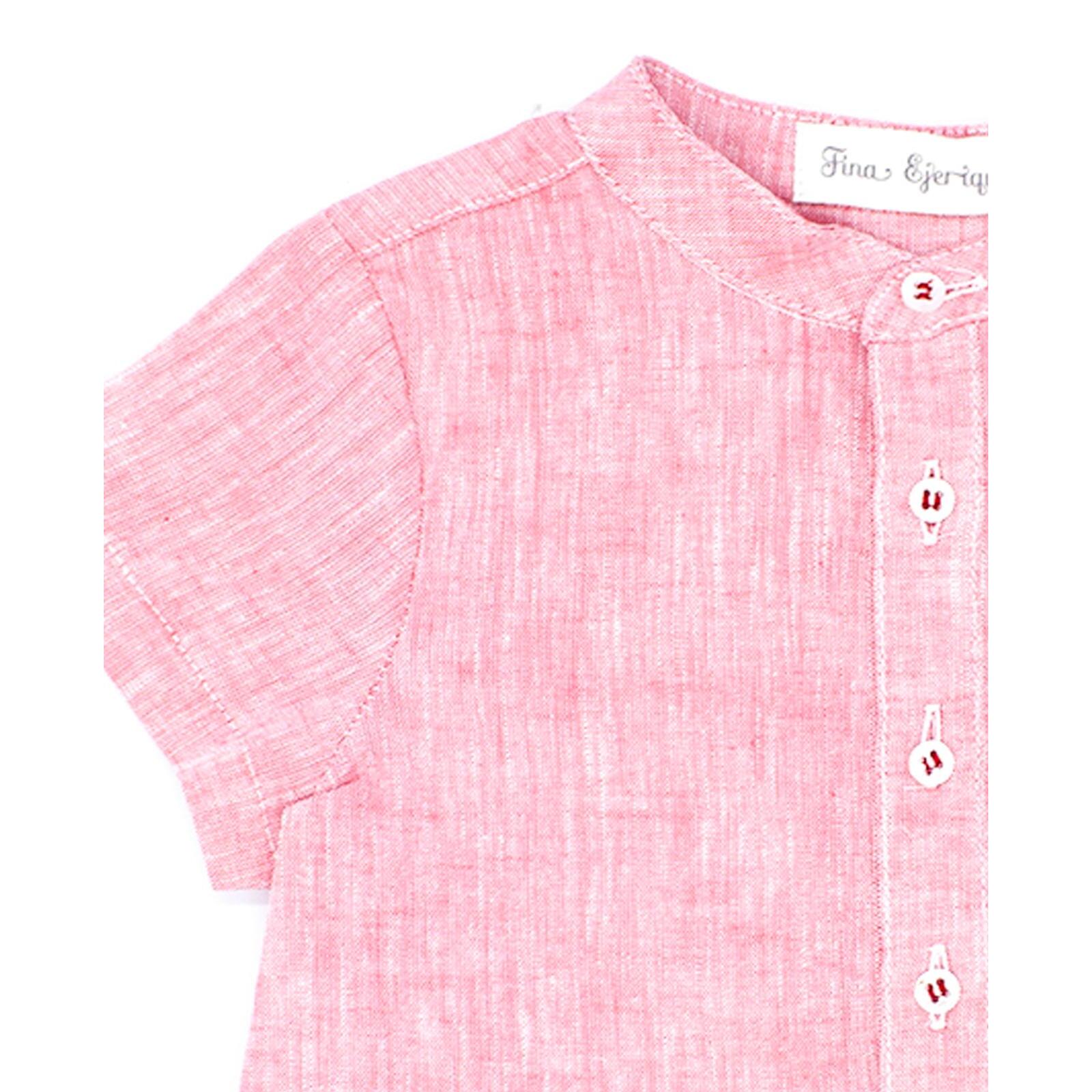 Camisa de manga corta roja. Cuello mao y bolsillo en el delantero.