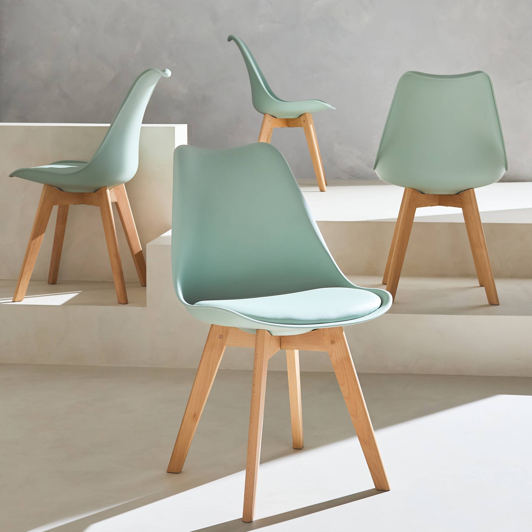 Lot de 4 chaises scandinaves. pieds bois de hêtre. chaises 1 place. vert céladon