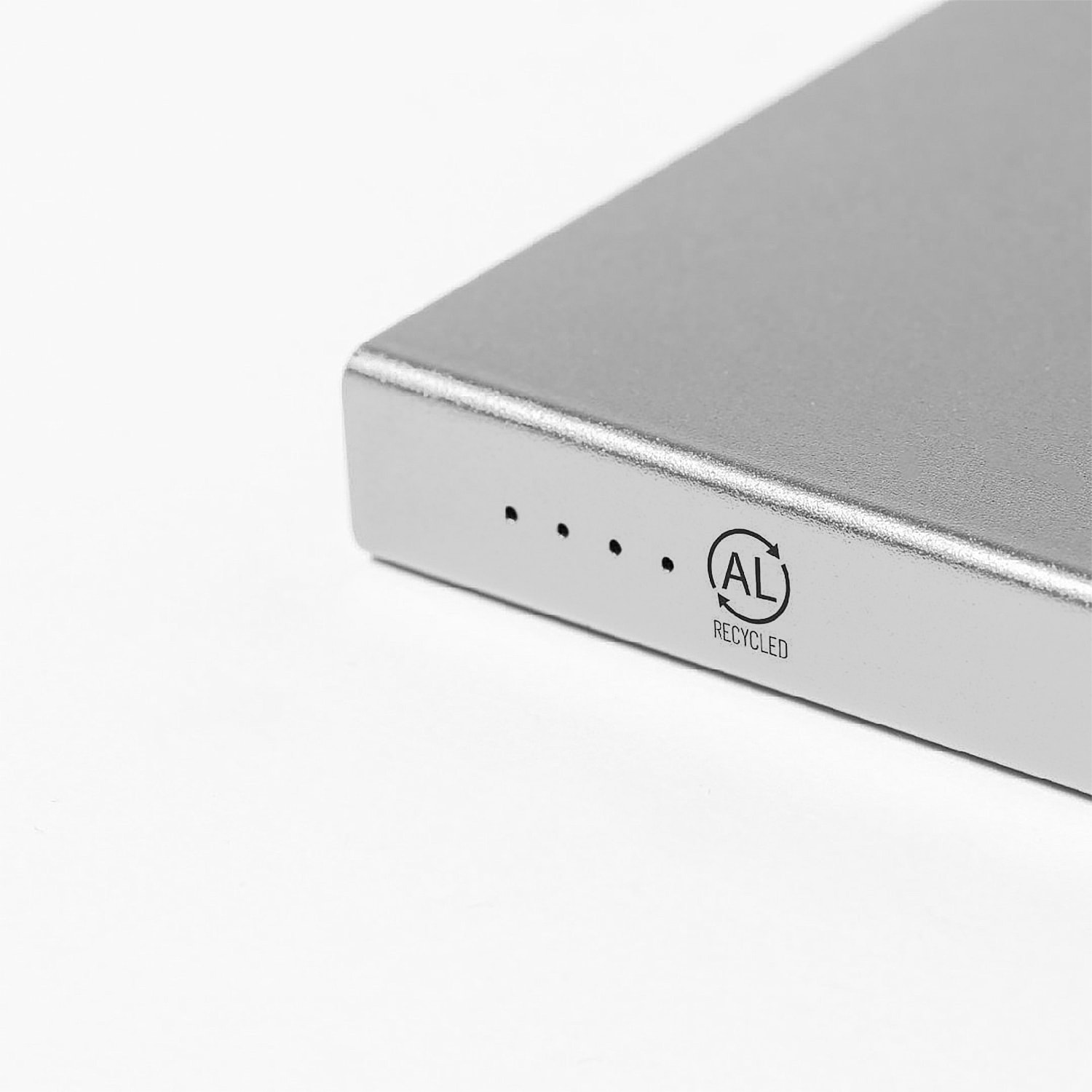 Power Bank in alluminio da 4000 mAh. 2 uscite USB e 1 ingresso di tipo C. Tipo C