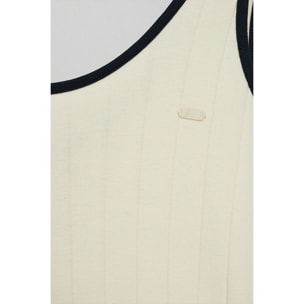 Vestido color crudo acanalado de tirantes con botón nacarado