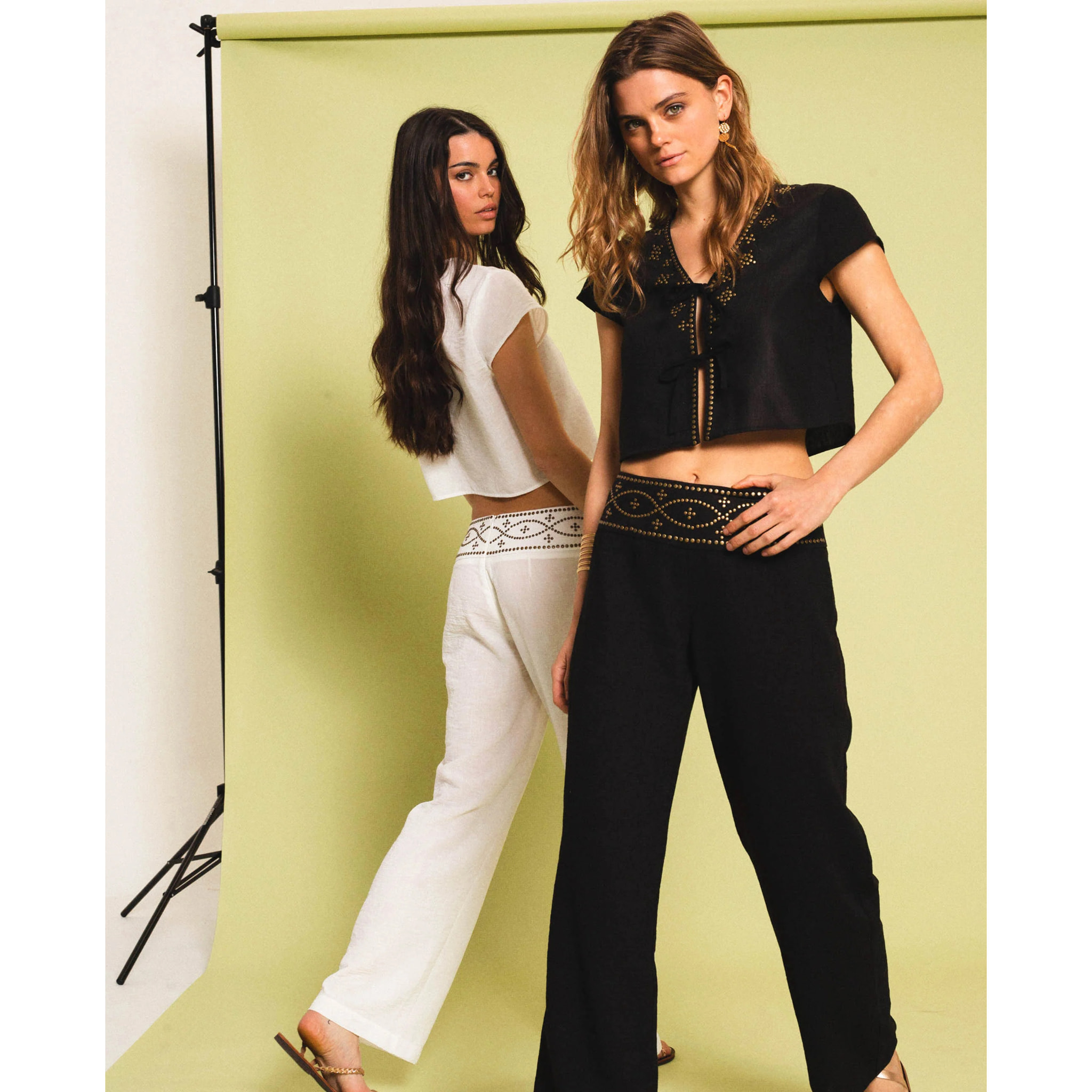 Pantalón recto con detalle de tachuelas