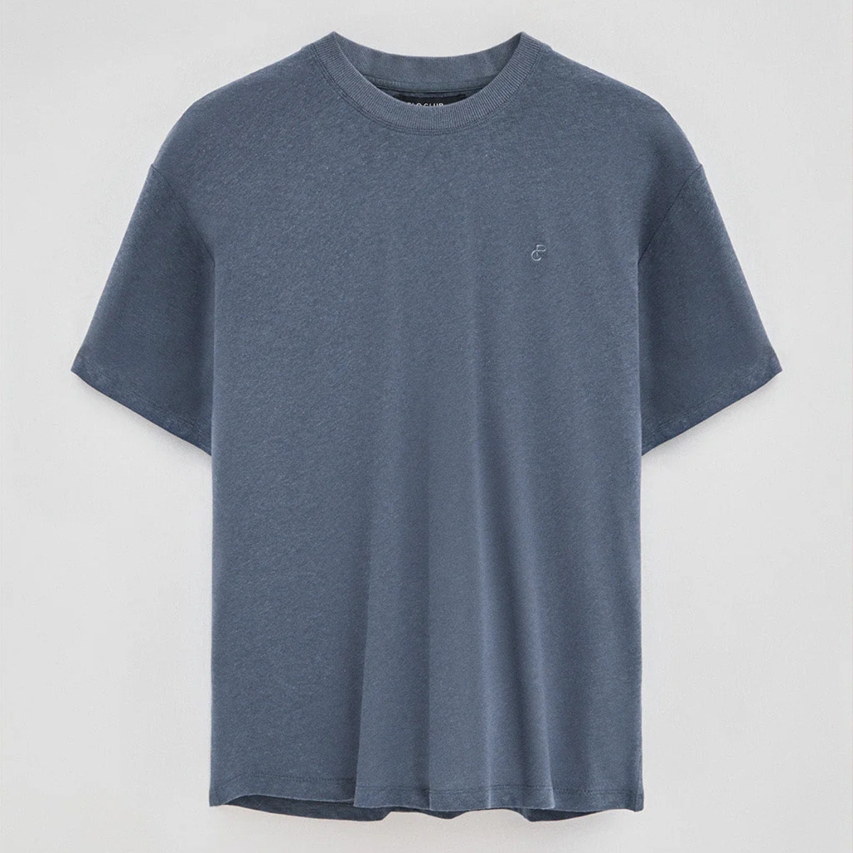 Camiseta azul denim en lino y algodón de cuello redondo y monograma bordado