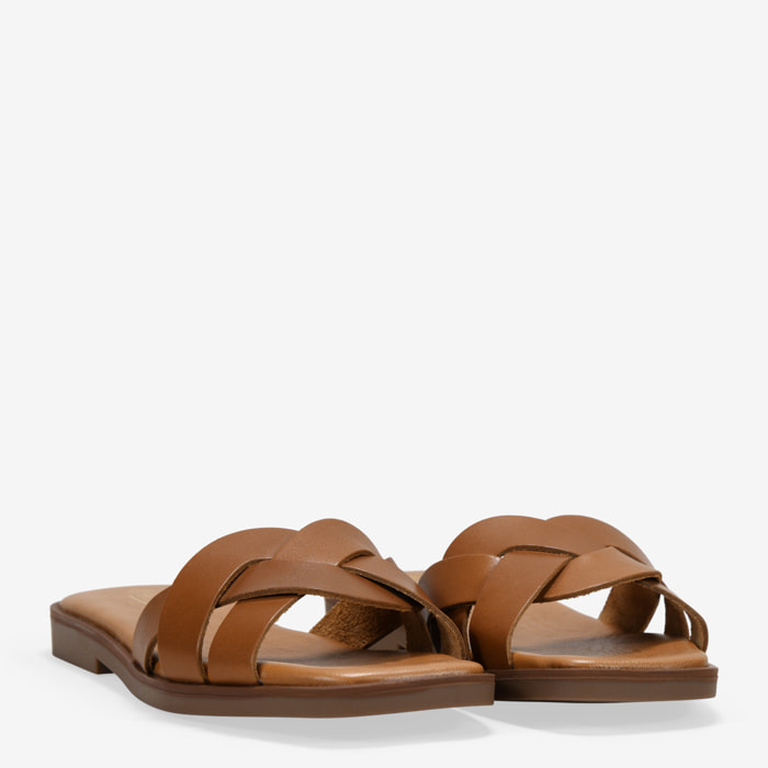 Sandalias planas marrones en piel