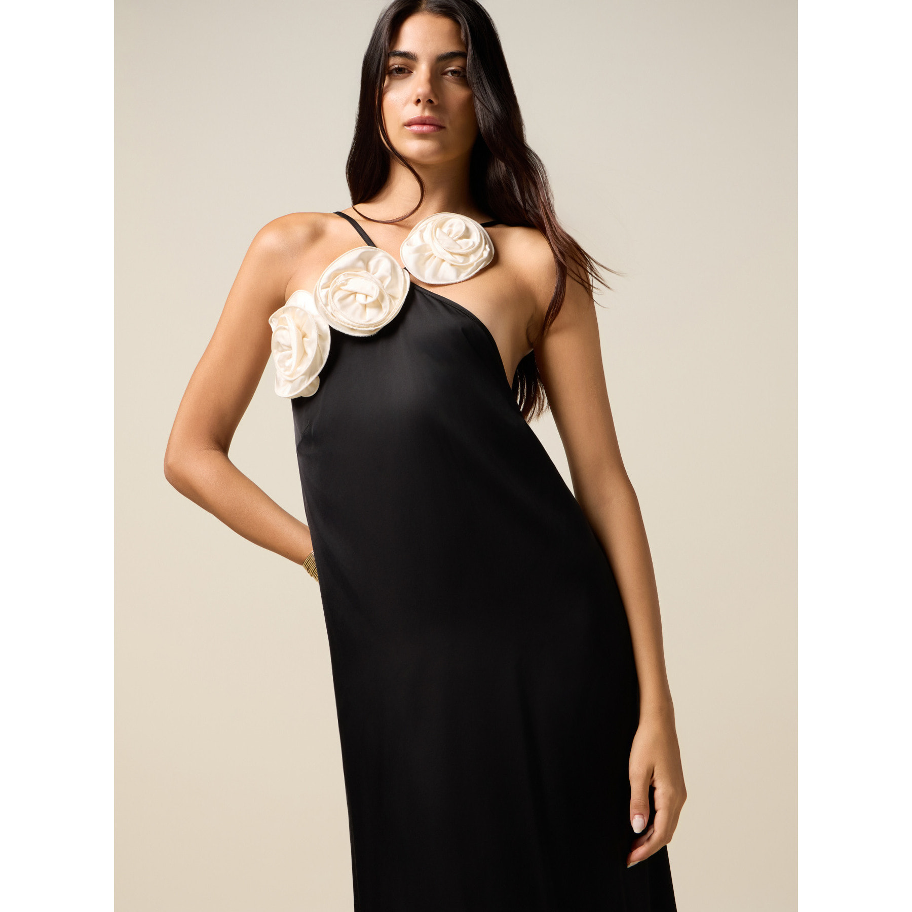 Oltre - Vestido largo de satén con rosas aplicadas - Negro