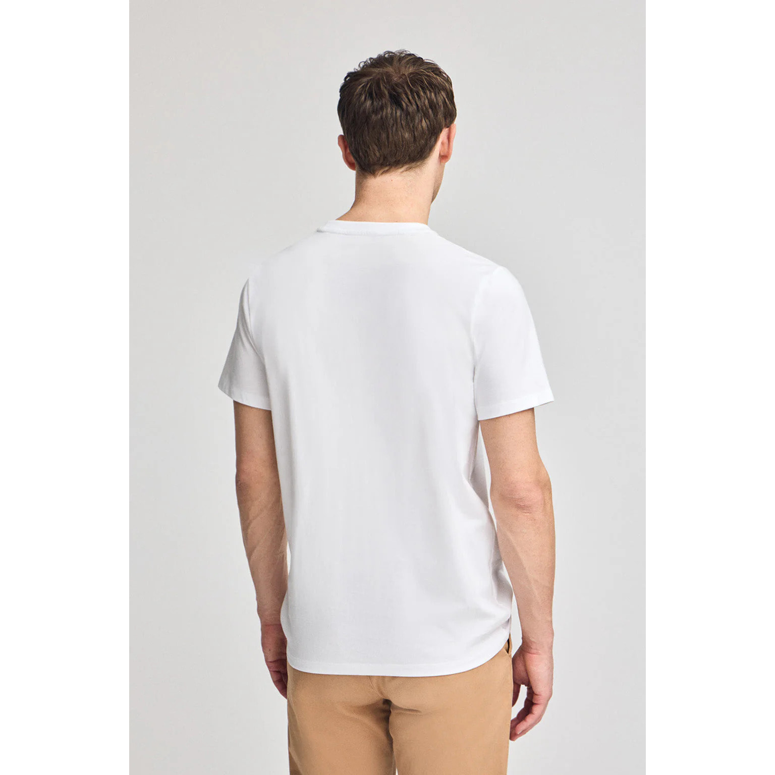 Camiseta blanca básica de cuello redondo con detalle bordado