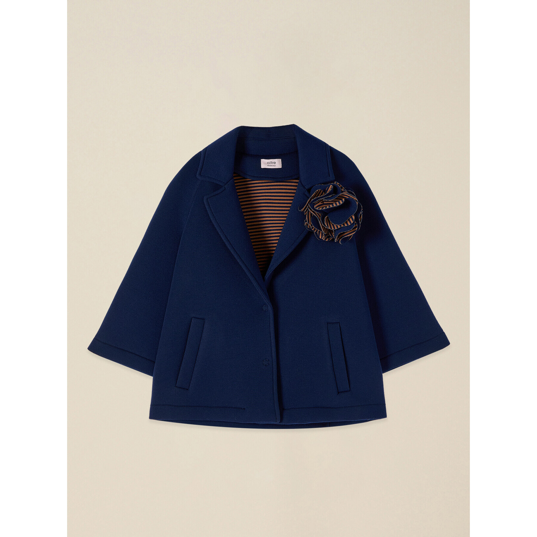 Oltre - Capa en scuba con broche de flor - Azul