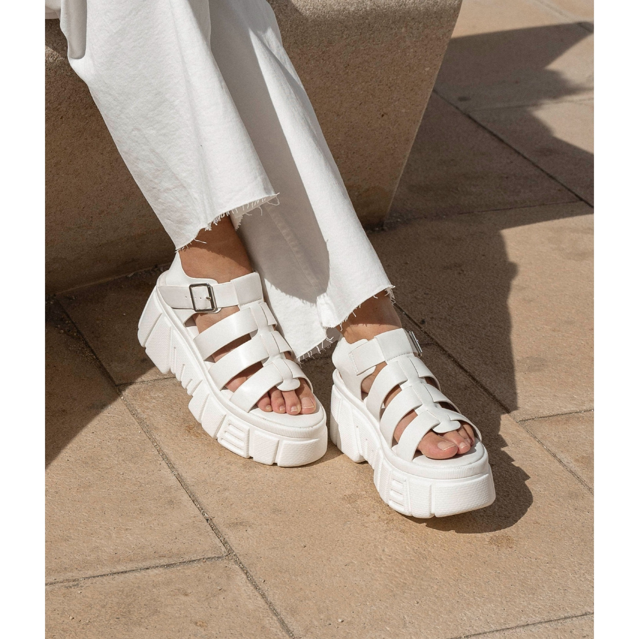 Sandalias cangrejeras con plataforma blancas