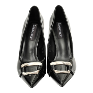 Decolletè in simil pelle verniciata con fibbia