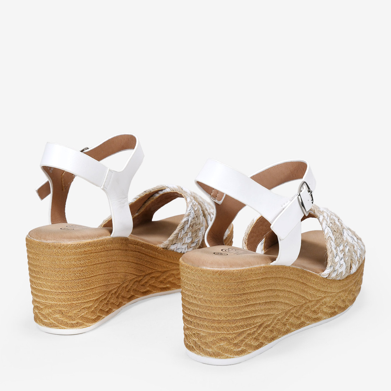 Sandalias blancas con cuña efecto esparto