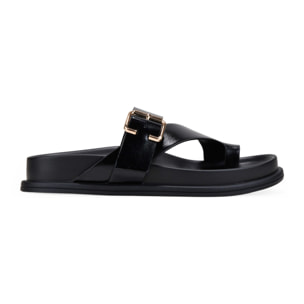 Sandalias de dedo negras con hebilla