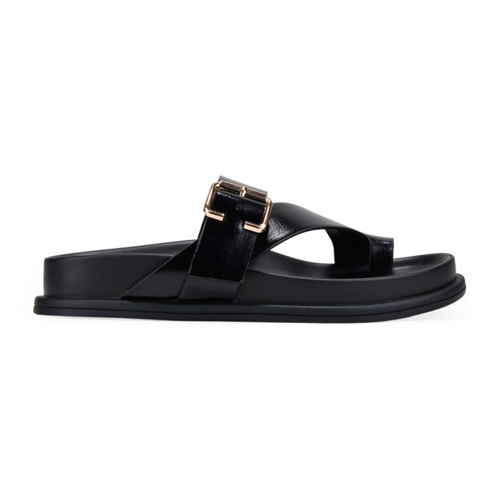 Sandalias de dedo negras con hebilla