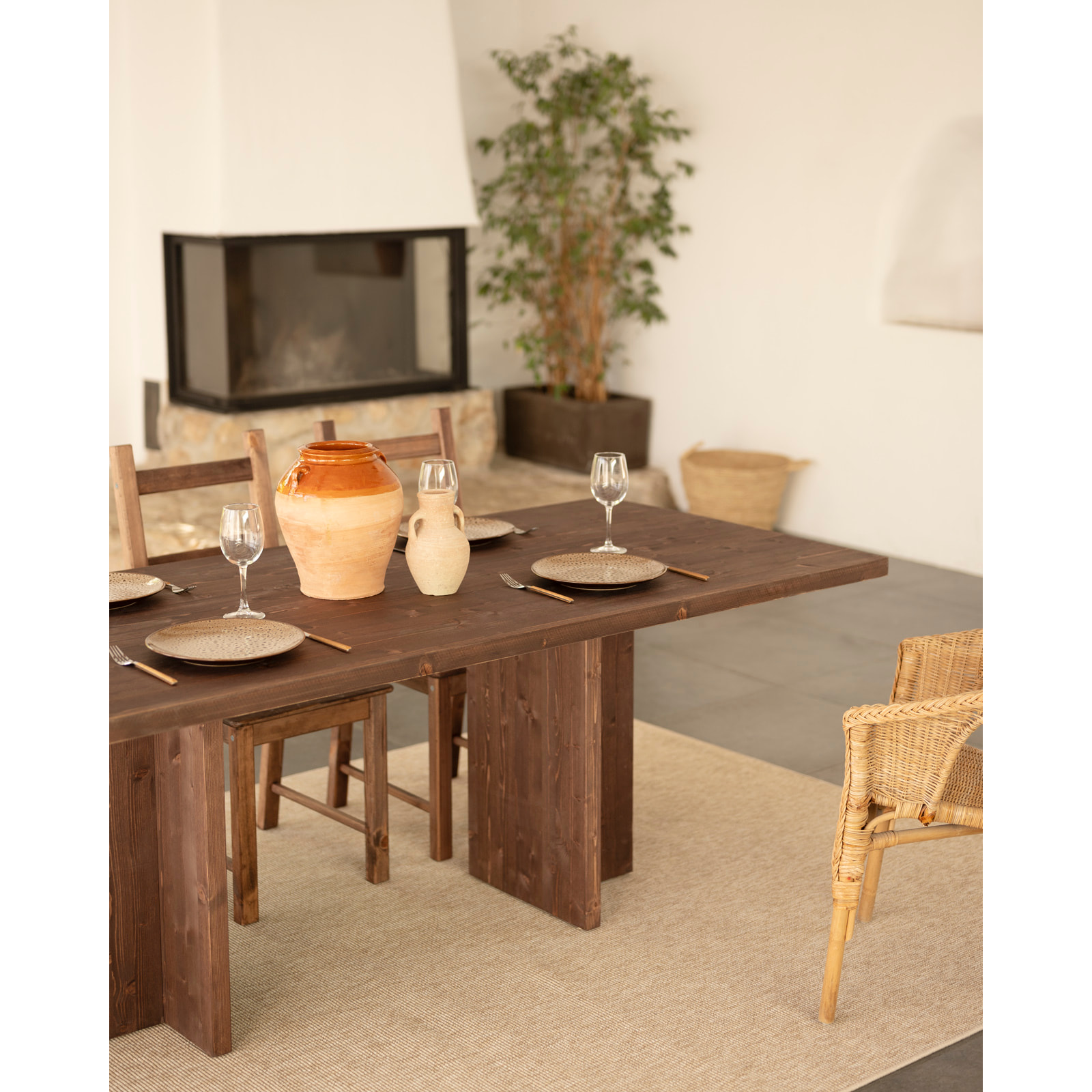 Table à manger en bois massif ton noyer en différentes tailles