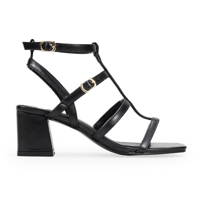 Sandalias de tacón negras con tiras y hebilla