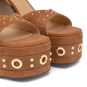 Sandalia Fruamba en ante con tachuelas y tacón de yute