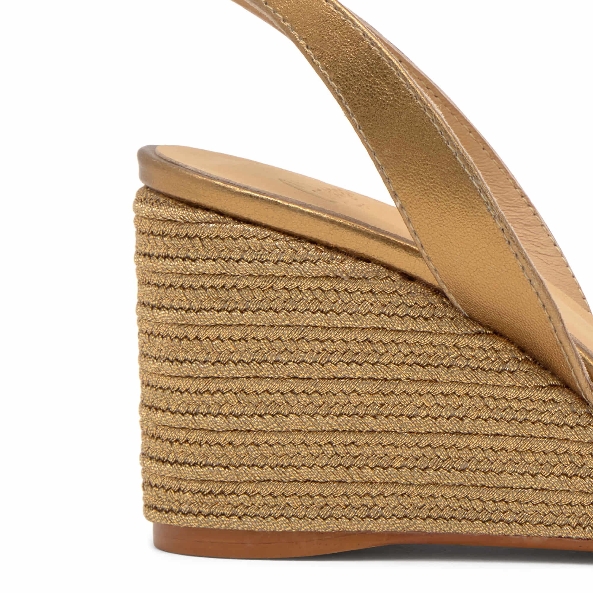 Sandalia destalonada Barby trenzada en acabado metalizado