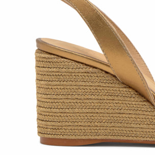 Sandalia destalonada Barby trenzada en acabado metalizado