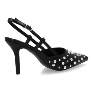 Stiletto de tacón fino con detalles metálicos