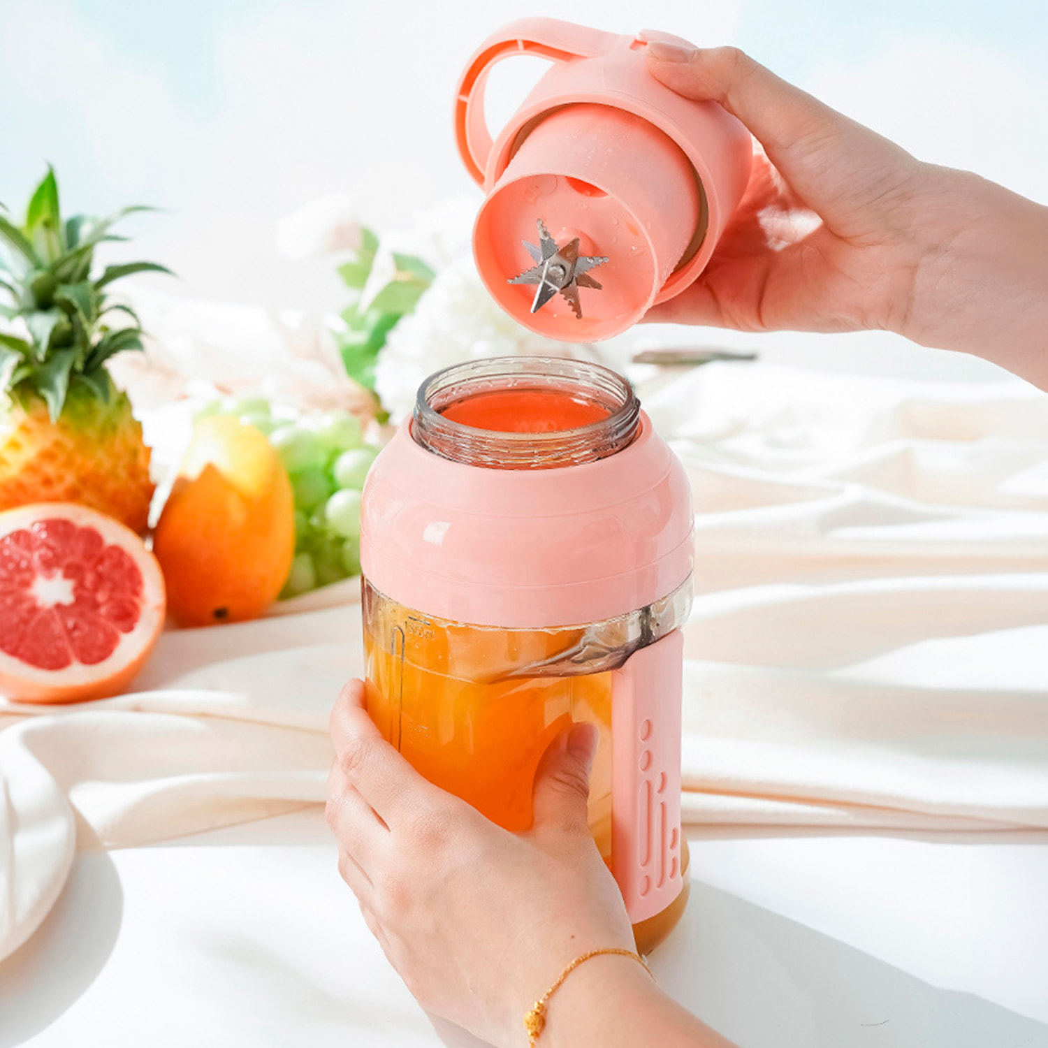 Batidora eléctrica recargable portátil de 1.500ml con 8 cuchillas de acero, vaso medidor, apertura cubierta para beber y batería de 1.500mAh.