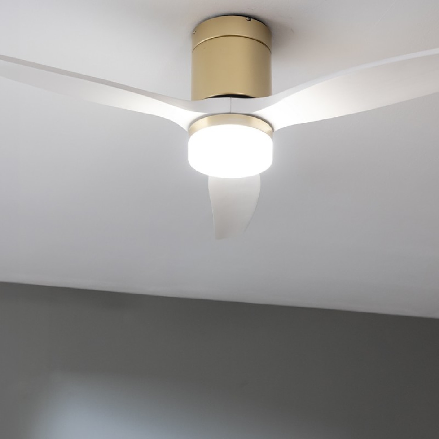 Cecotec Ventilatore da soffitto con luce EnergySilence Aero 5600 Aqua GoldWhiteW