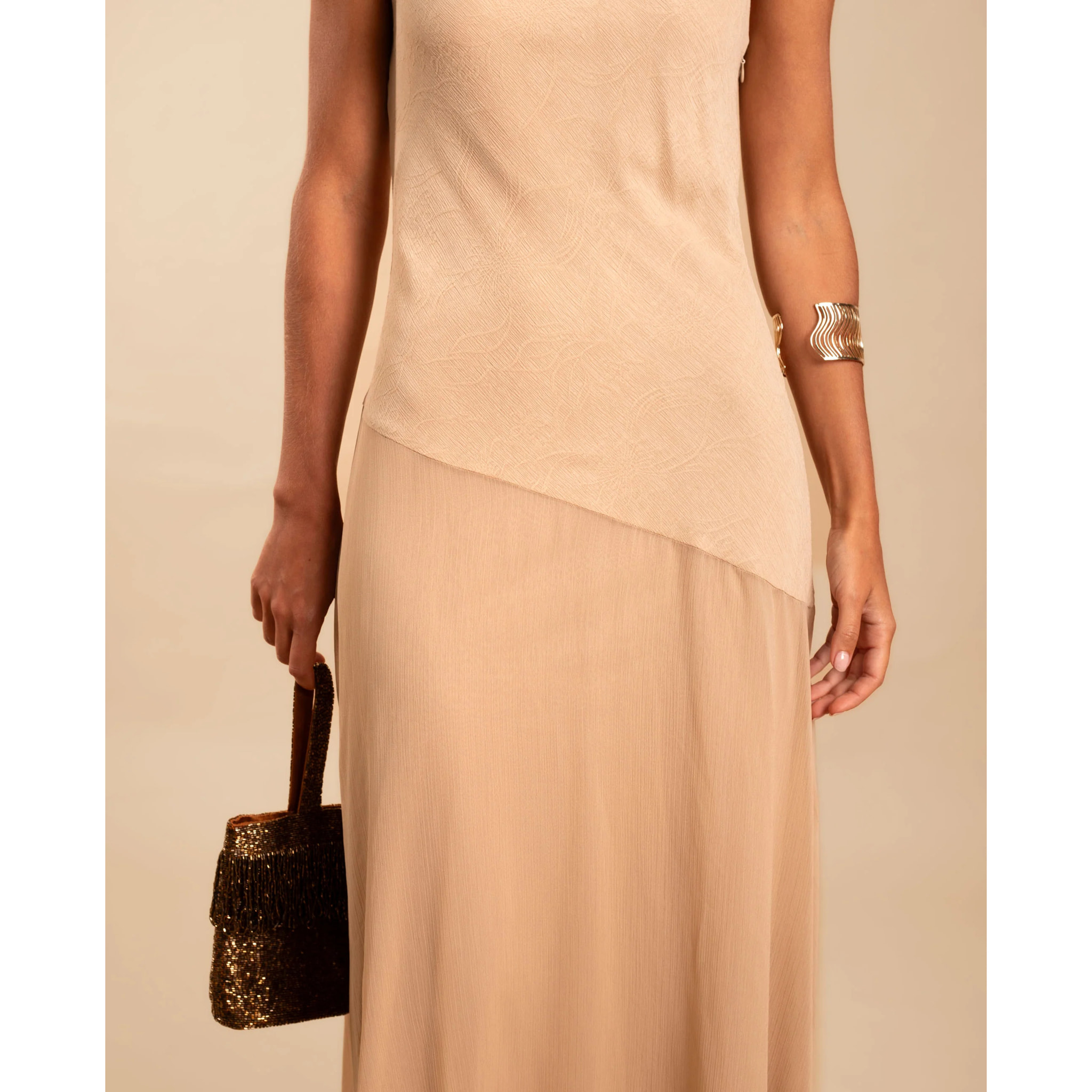Vestido midi asimétrico con cuello halter