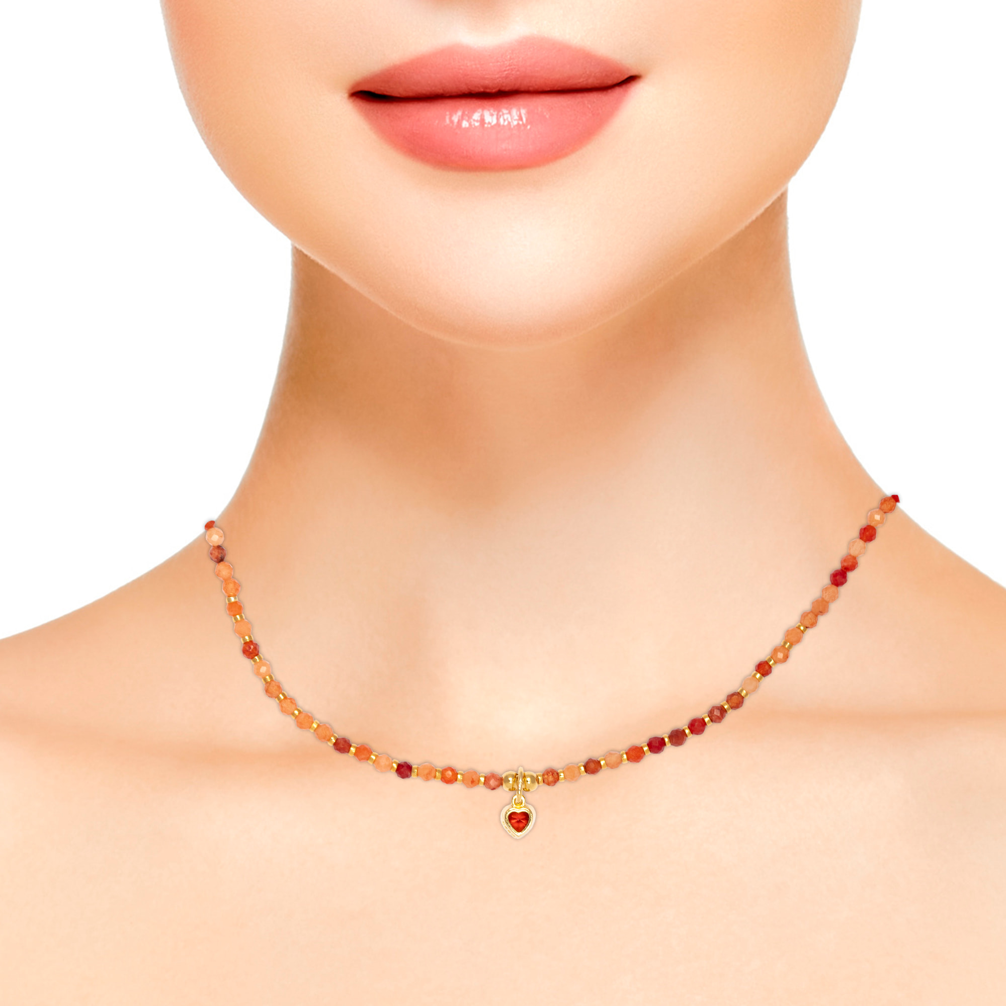 Collar de de piedras naturales con colgante de corazón, detalles en plata de ley 925 y cierre de resorte.