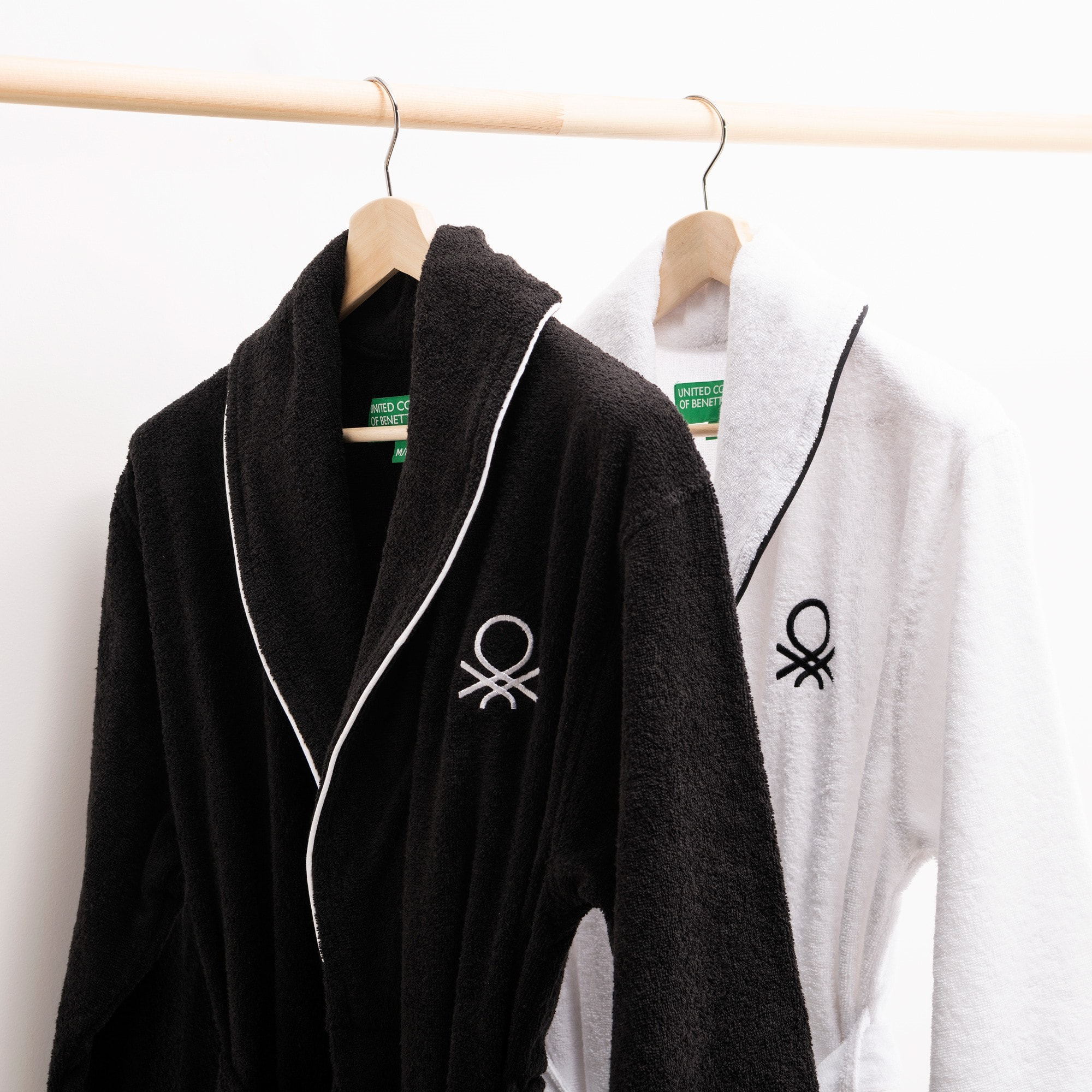Albornoz s/m 420gsm 100% algodón con logo bordado blanco core benetton