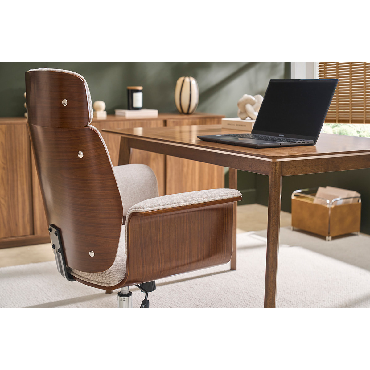 Fauteuil de bureau à roulettes design en tissu effet velours texturé beige, bois foncé et acier chromé ELON