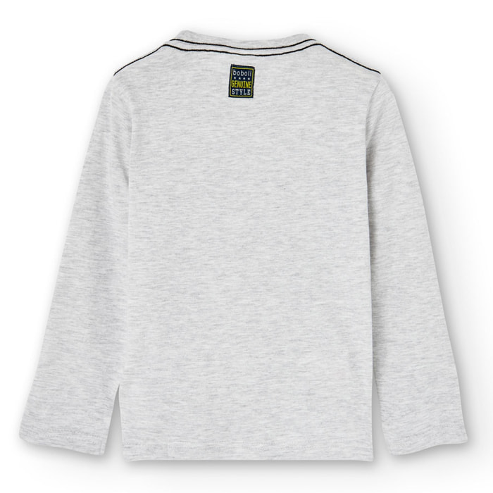 Camiseta en gris con mangas largas y cuello redondo