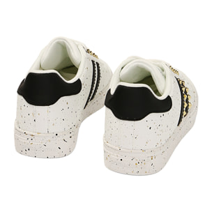 Sneakers bianche con borchie oro