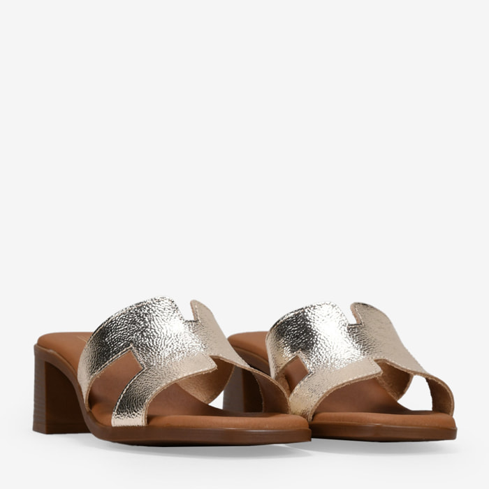 Sandalias de piel doradas con tacón efecto madera