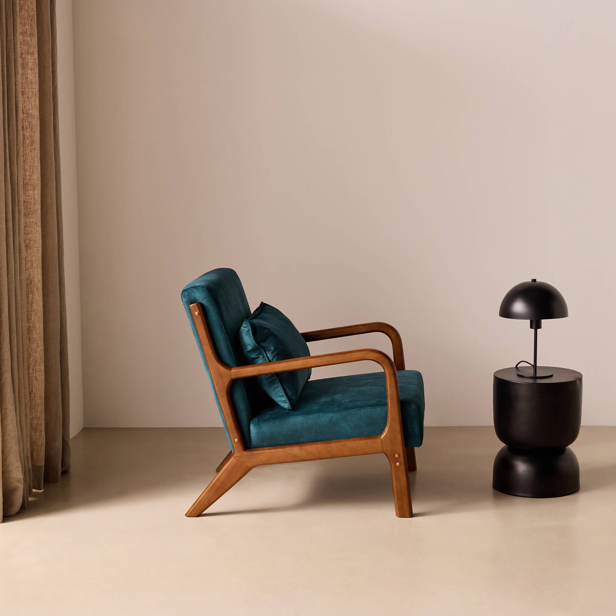 Fauteuil scandinave bois d'hévéa teinté noyer clair et velours LORENS