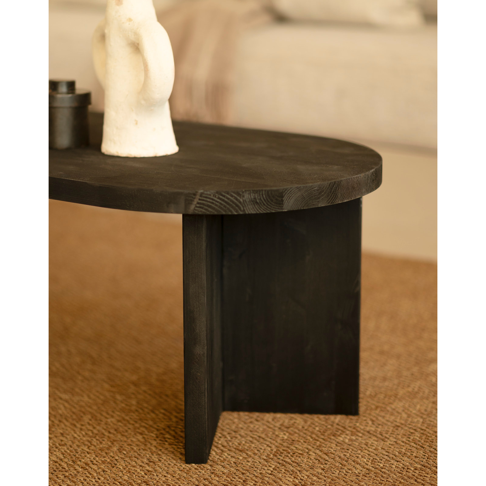 Mesa de centro de madera maciza en tono negro de 120cm Alto: 40 Largo: 120 Ancho: 50