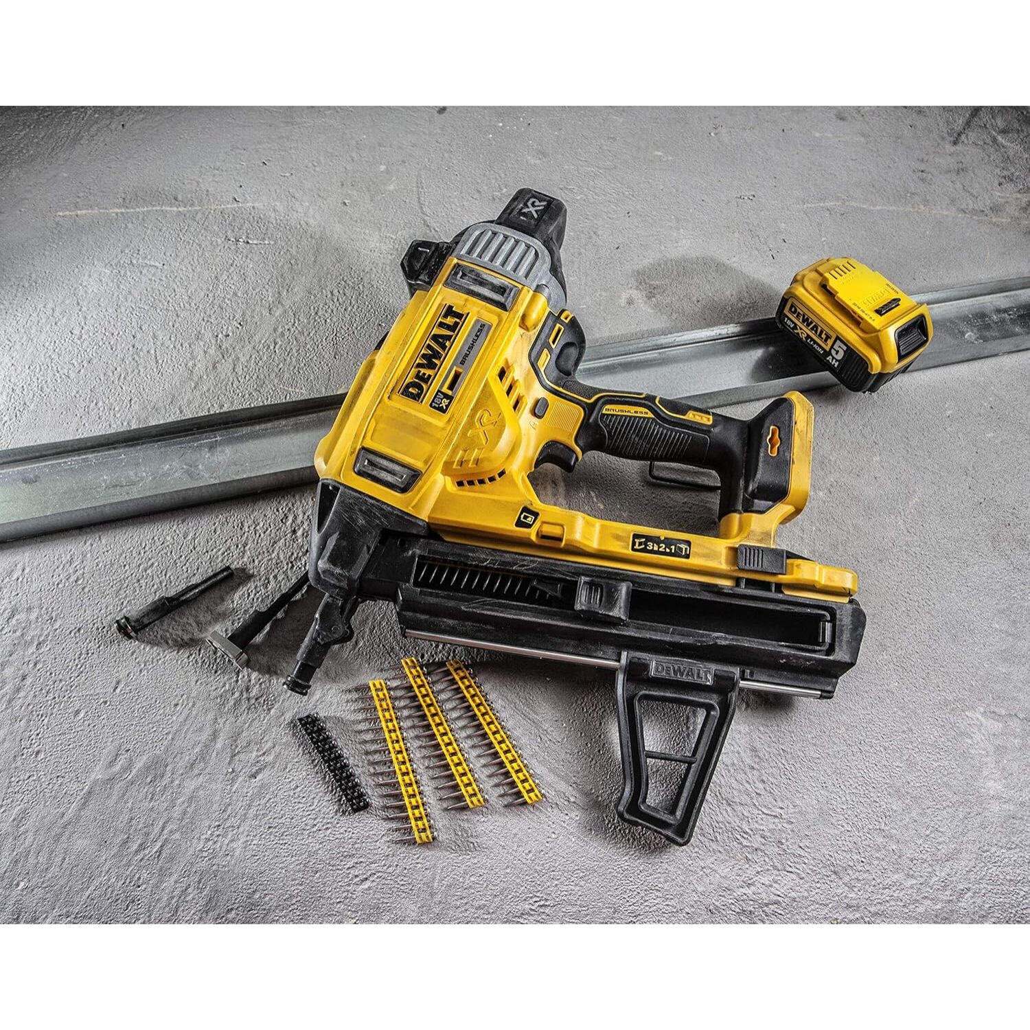 Cloueur XR 18V - béton et acier - DEWALT - avec 2 batteries 18V 5Ah li-ion + chargeur + accessoires + TOUGHSYSTEM - DCN890P2