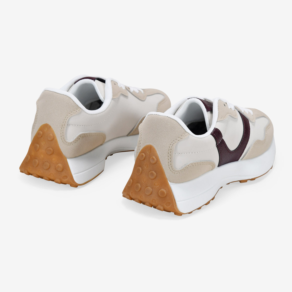 Zapatillas deportivas en color beige con cordones