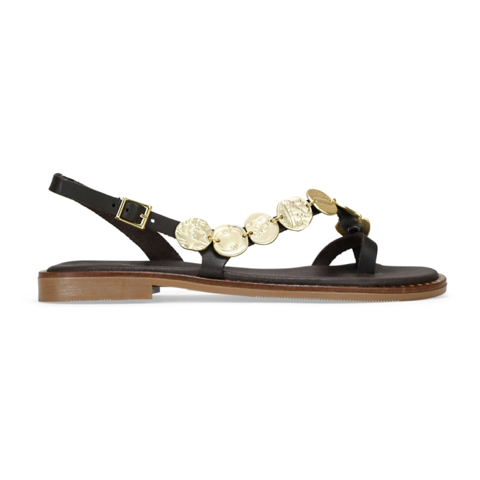 Sandalias de piel marrones con monedas metálicas