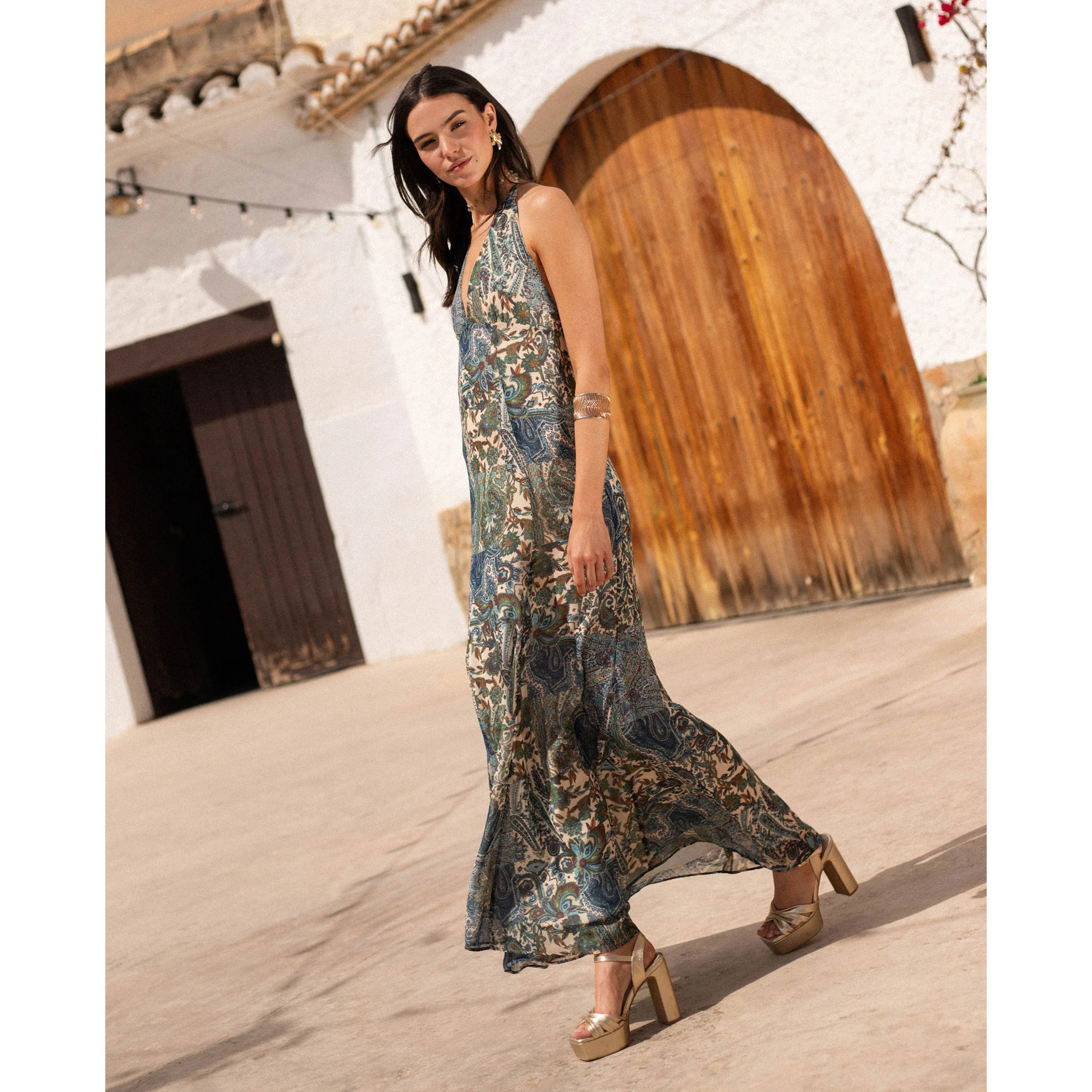 Vestido largo halter con escote pico y estampado paisley