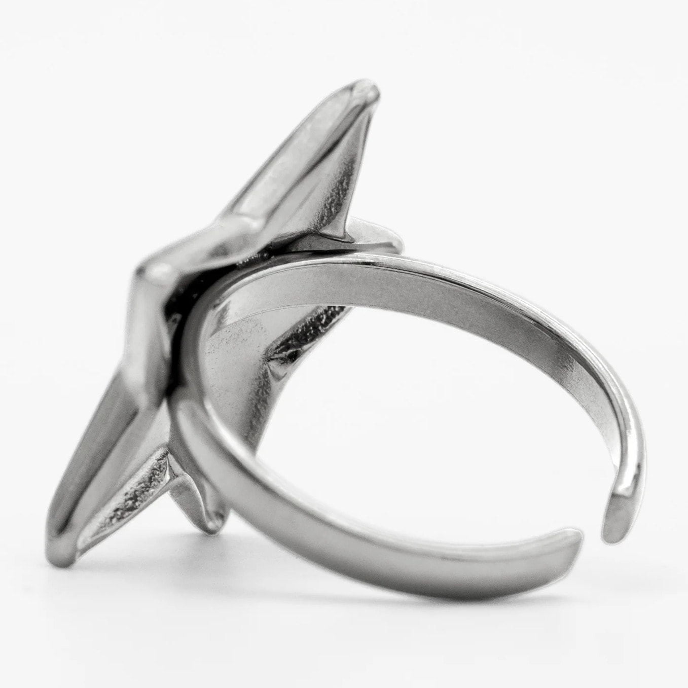 Anillo de mujer con forma de estrella.