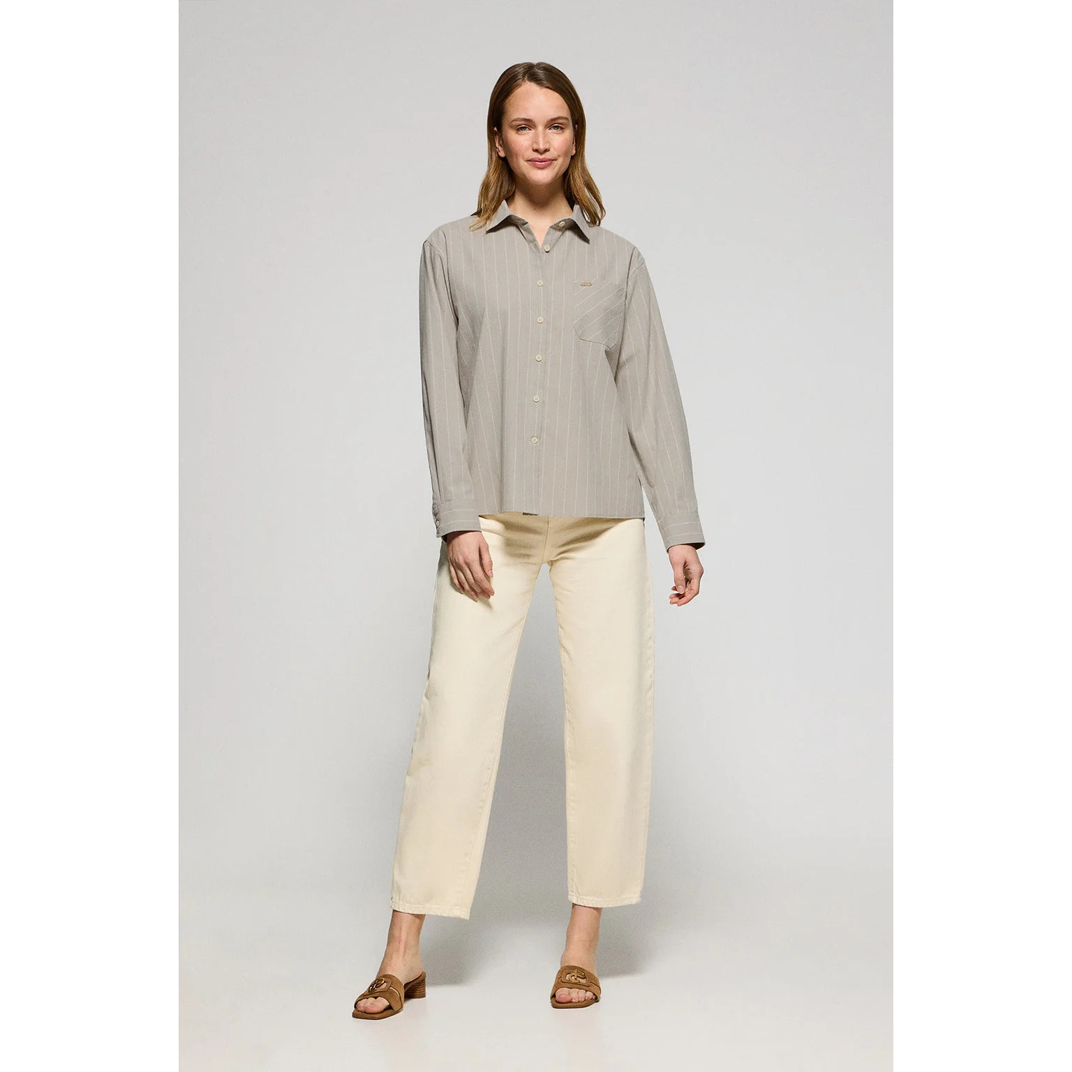 Camisa beige Scarlet a rayas loose fit con botón nacarado