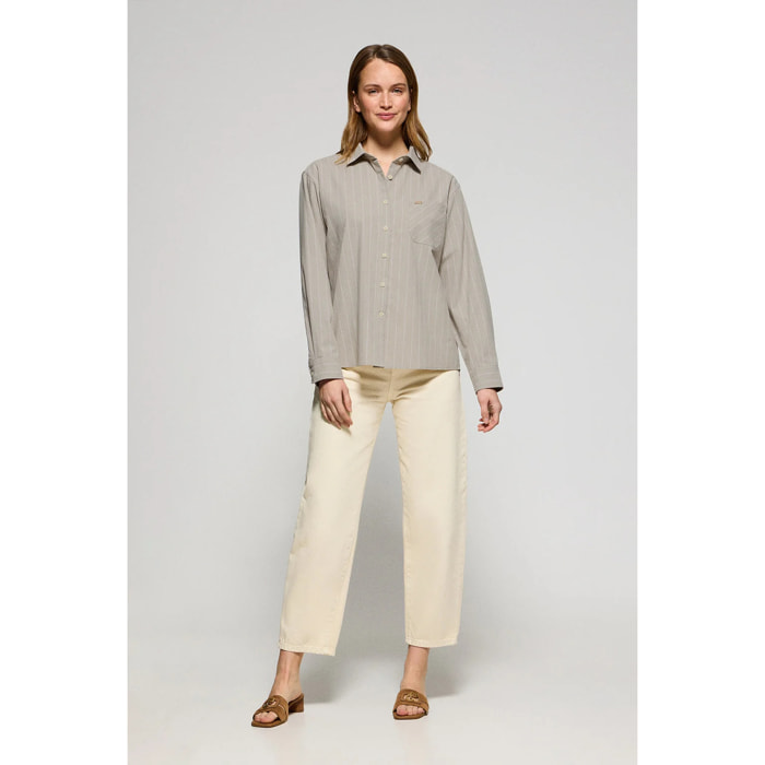 Camisa beige Scarlet a rayas loose fit con botón nacarado