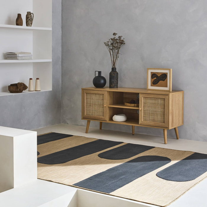 Meuble TV en cannage 120x39x56.5cm -  Bohème - Naturel. 2 niveaux. 2 étagères. 2 portes. pieds scandinaves