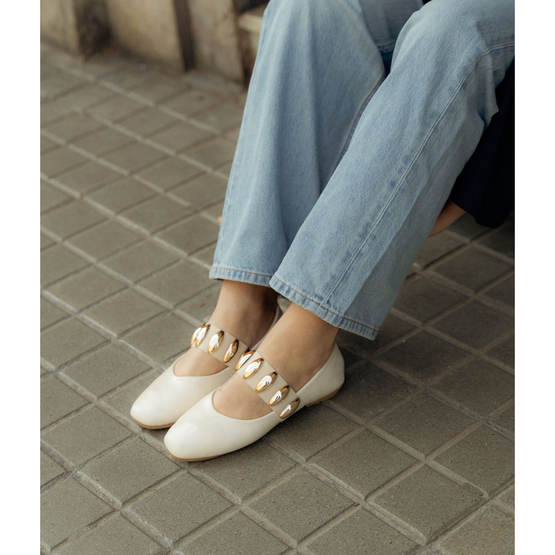Bailarinas planas beige con elástico y piezas metálicas