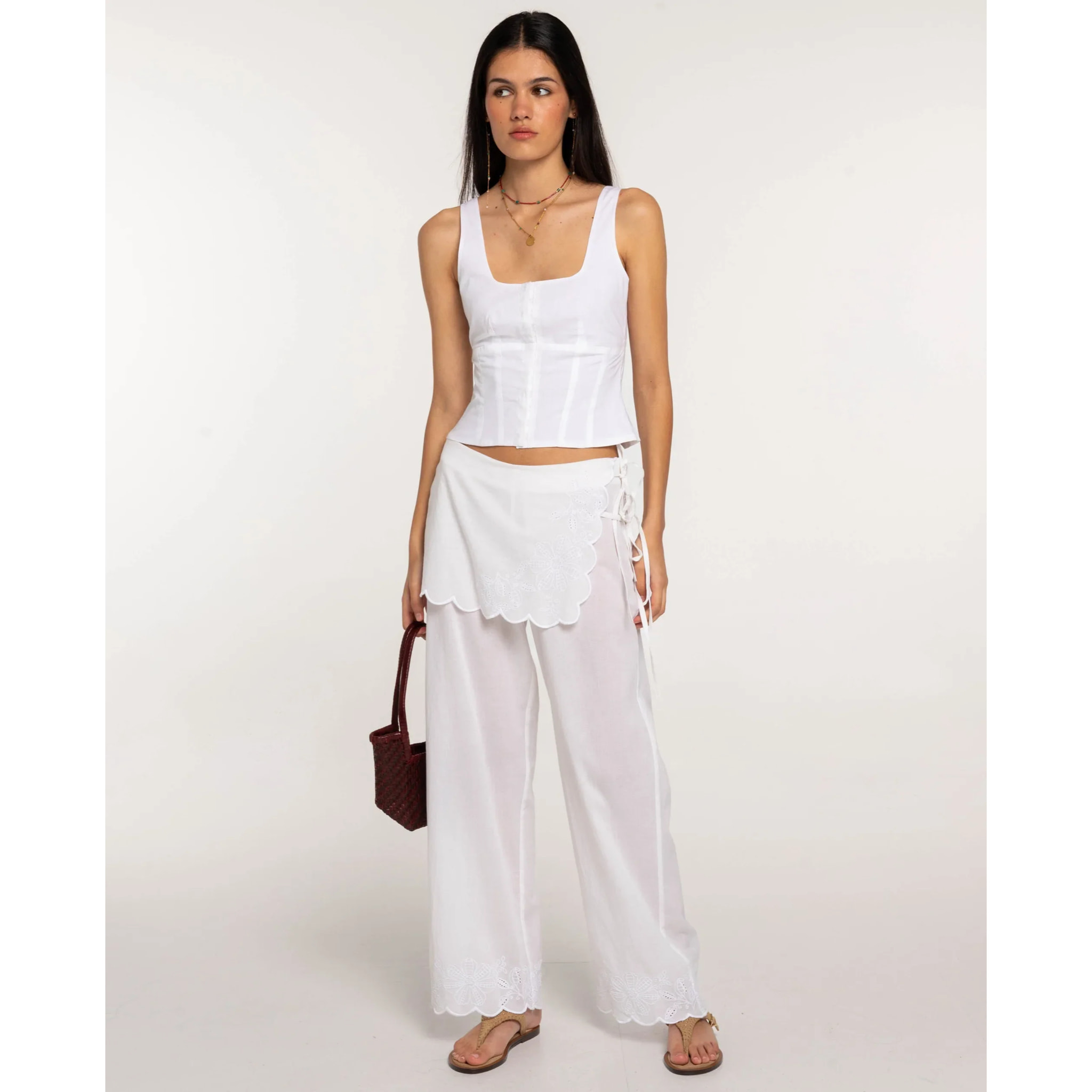 Pantalones anchos con bordados de mujer