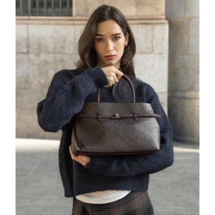 Bolso de mano burdeos con cinturón y hebilla