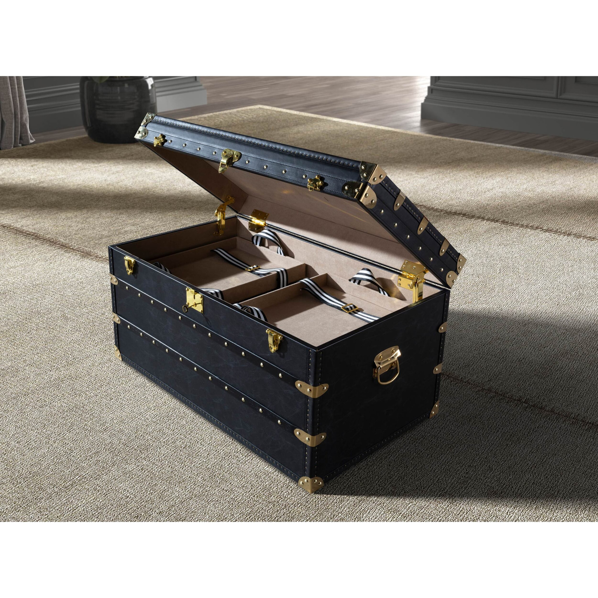 Baúl Angel Cerdá con estructura de madera MDF tapizada en piel de origen vacuno en negro 93x54x50cm