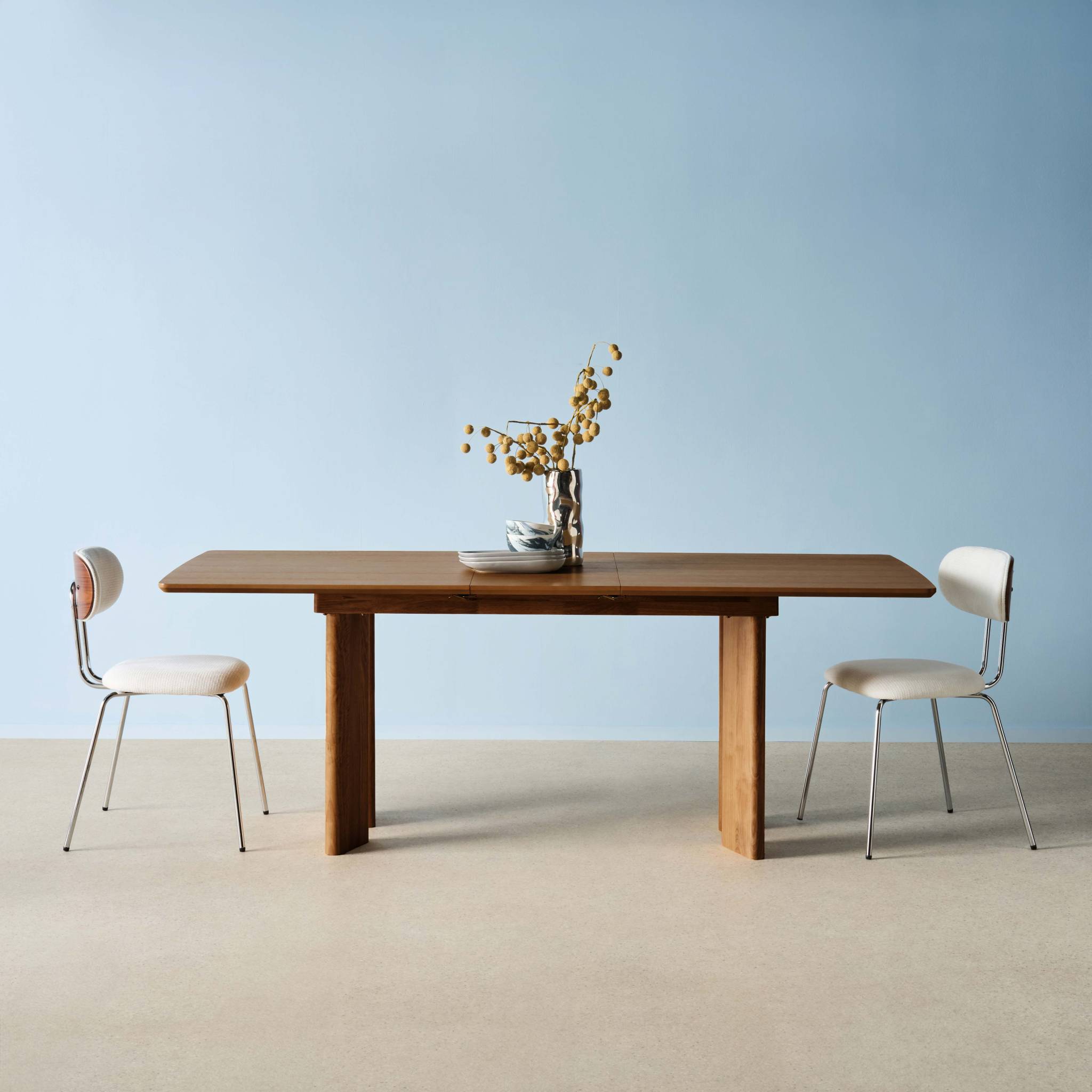Table à manger rectangulaire extensible bois d'hévéa et placage chêne 6-8 places ALBANE