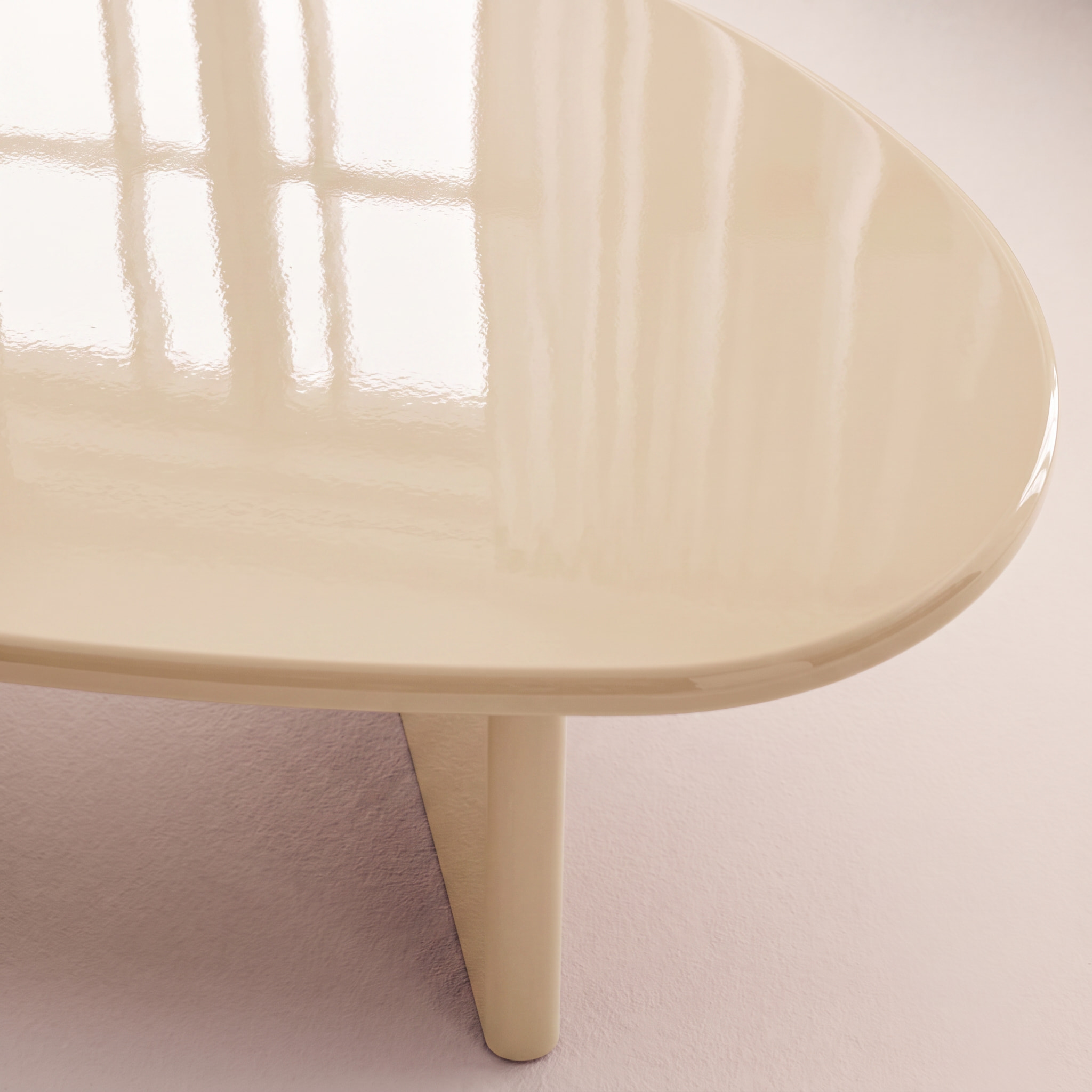 Table basse ovale finition glossy RUMI