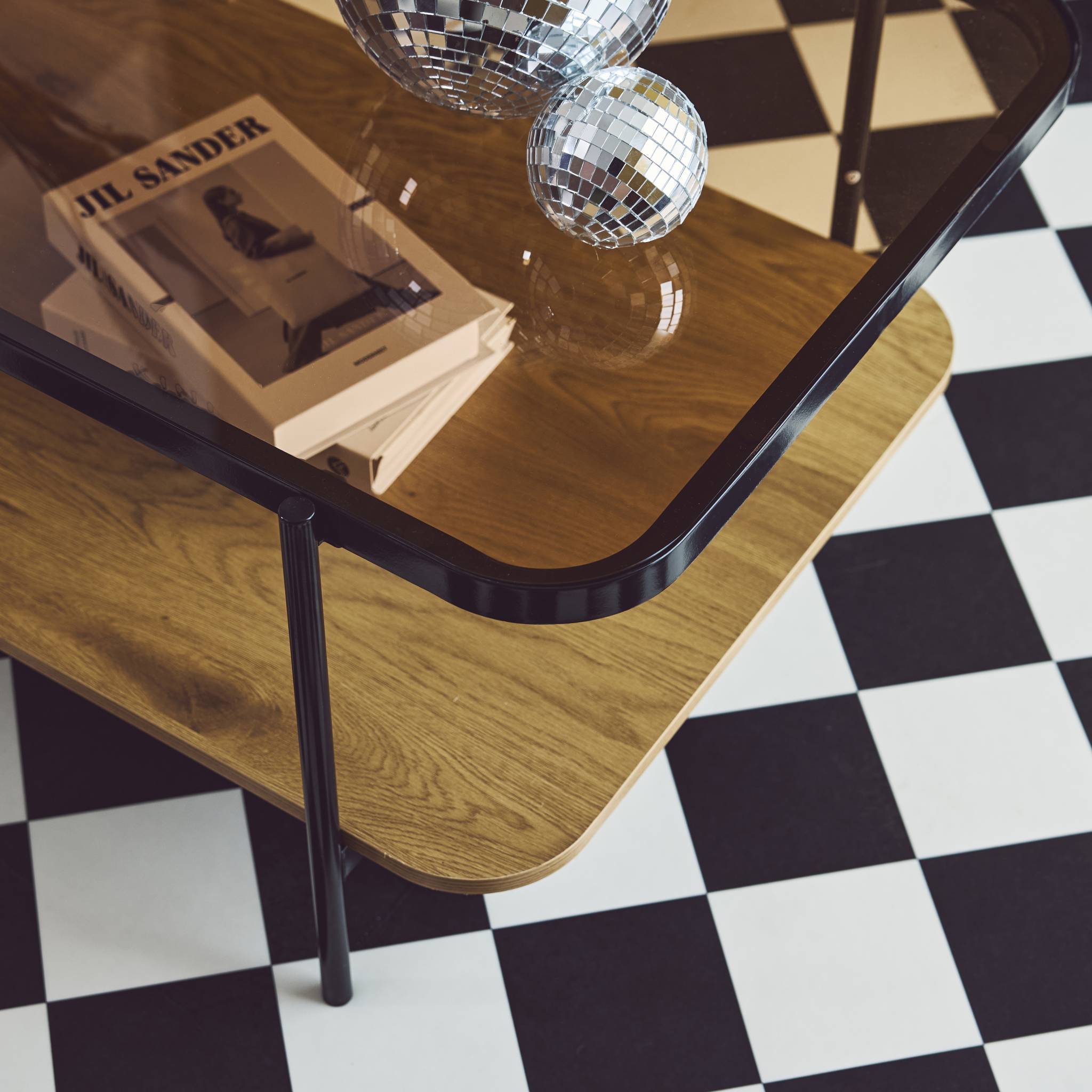 Table basse vintage en métal noir avec 2 plateaux (verre et décor bois). bords arrondis