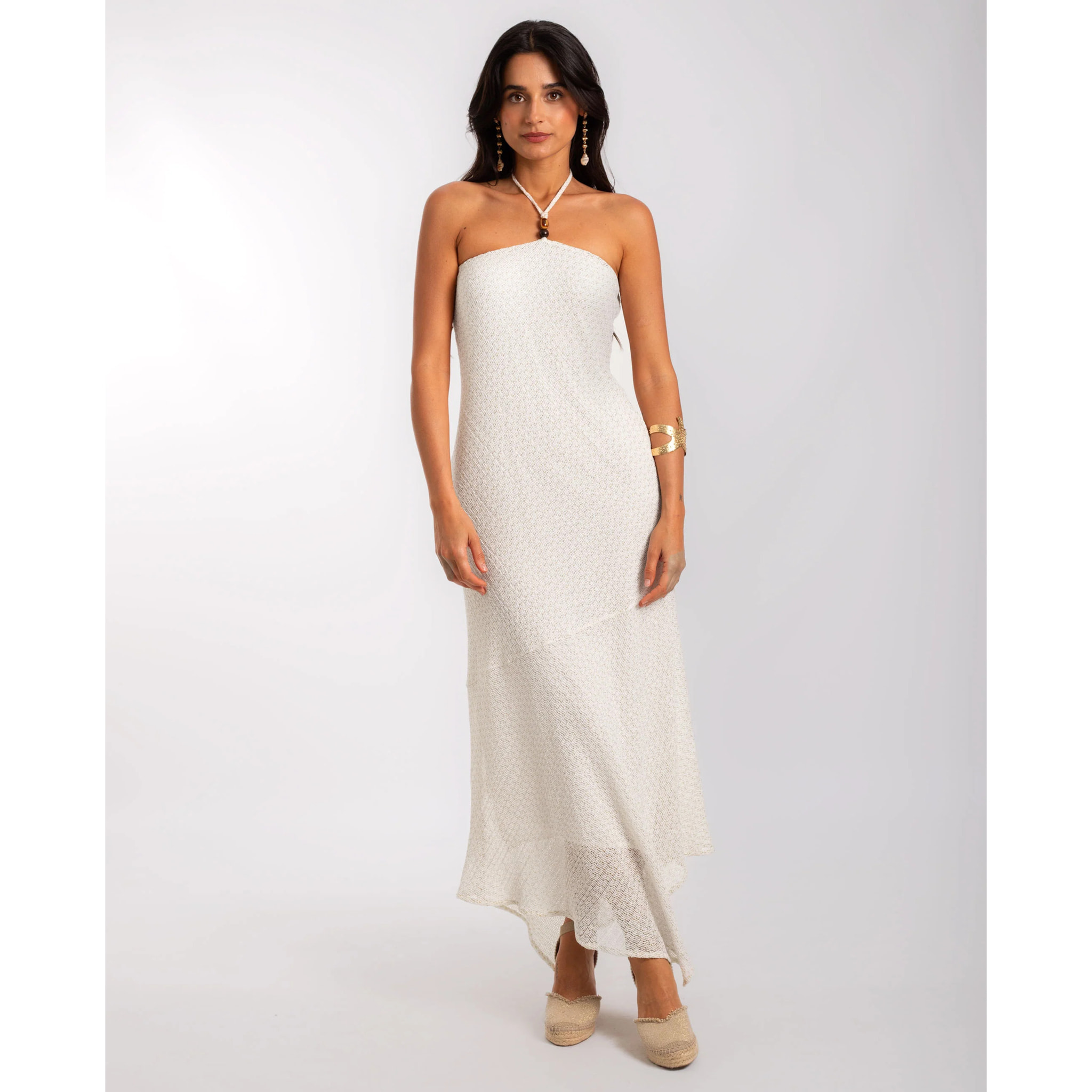 Vestido midi de punto con escote halter y volante.