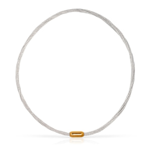 Collar multihebra entrelazada de hilo de nylon plateado con cierre magnético de cobre dorado.