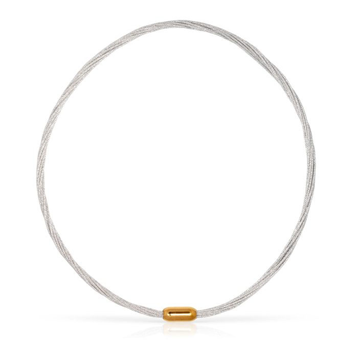 Collar multihebra entrelazada de hilo de nylon plateado con cierre magnético de cobre dorado.